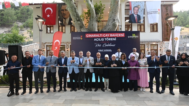 Kahramanmaraş Büyükşehir Belediyesi Çınaraltı Çay Bahçesi açıldı