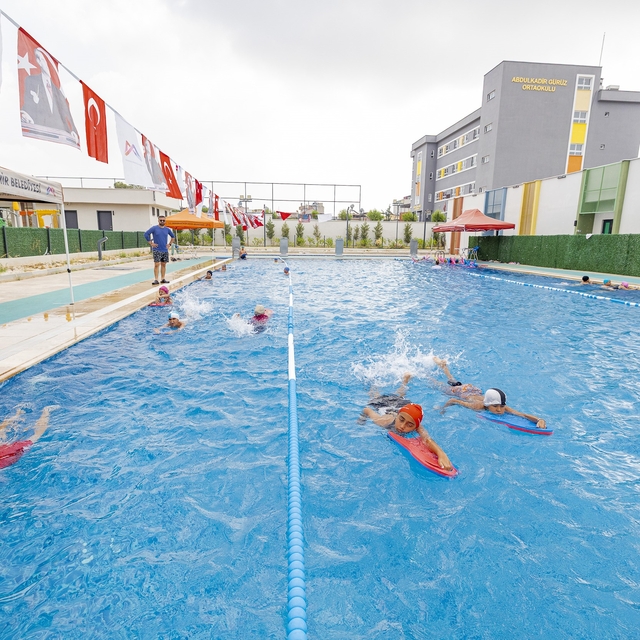 Mersin'de 7'den 77'ye herkes yüzme kurslarında buluşuyor