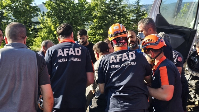 Kazada sıkışan sürücü için ekipler seferber oldu
Elazığ'da tırlar çapıştı, sıkışan sürücü için ekipler zamanla yarıştı