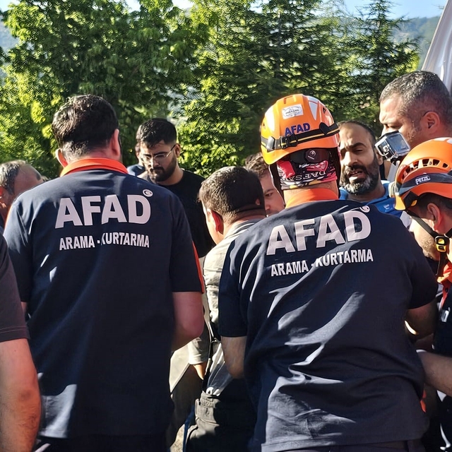 Kazada sıkışan sürücü için ekipler seferber oldu
Elazığ'da tırlar çapıştı,...