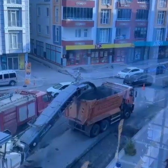 Karayolları ekipleri Kars'ta şehir içi yollarda asfalt seferberliği başlatt...