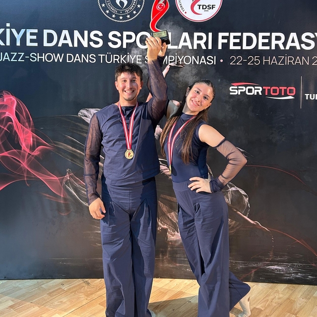 Bir yanında koyun sürüsü, diğer yanında dans pisti
Hem koyun yetiştiriyor h...