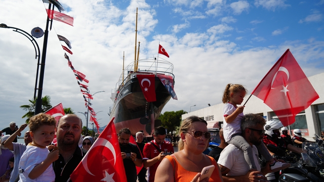 Bandırma Vapuru karadan yürütülerek yeni yerine taşındı: Mehter marşı ile karşılandı
