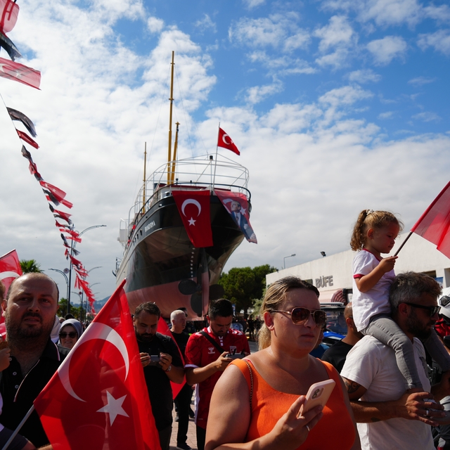 Bandırma Vapuru karadan yürütülerek yeni yerine taşındı: Mehter marşı ile k...