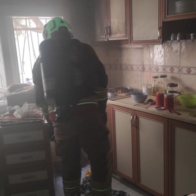 İskenderun'da ocakta unutulan yemek yangına neden oldu