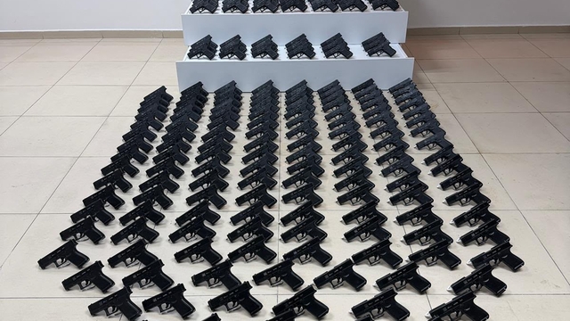 Konya'da polisten kaçakçılık operasyonu: 228 adet ruhsatsız tabanca ele geçirildi