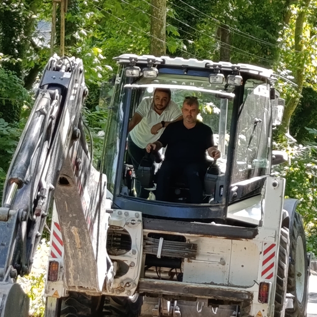 Başkan makamı bıraktı, kepçe koltuğuna geçti