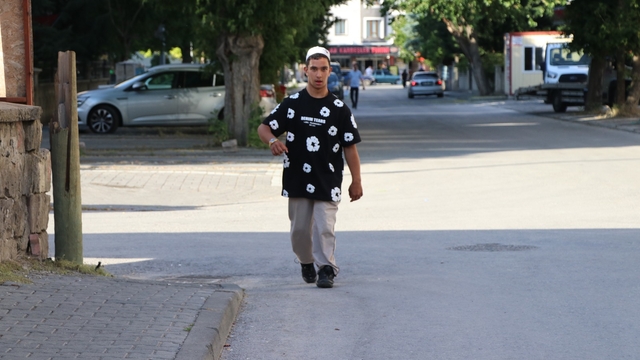 Serebral palsili Mahmut, her gün 1,5 kilometre mesafedeki camiye gidip geliyor