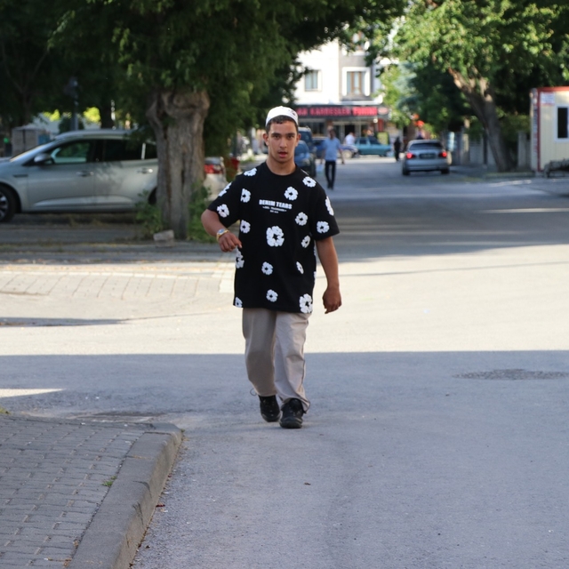 Serebral palsili Mahmut, her gün 1,5 kilometre mesafedeki camiye gidip geli...
