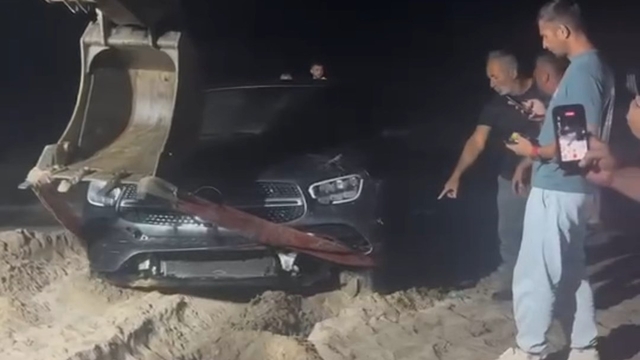 Kandıra'da otomobil denize girdi