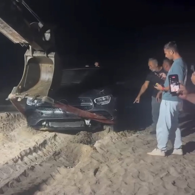 Kandıra'da otomobil denize girdi