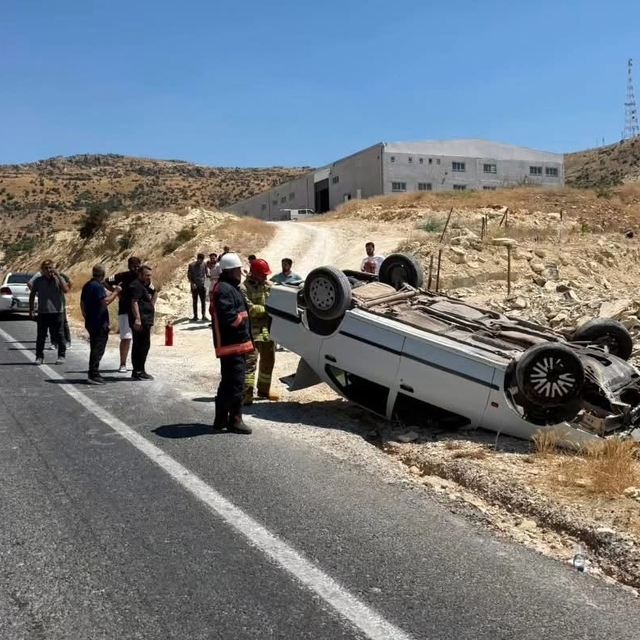 Mardin'de otomobil takla attı: 2 yaralı