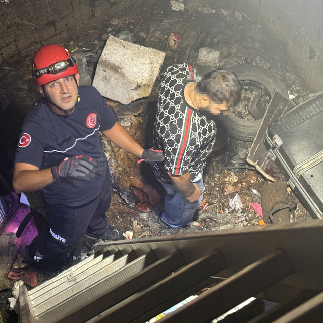 İnşaat halindeki binada çukura düştü, itfaiye kurtardı