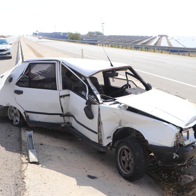 Bariyerlere çarpan otomobil iki büklüm oldu: 1 yaralı