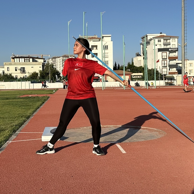 Enkazda ailesini ve kolunu kaybeden Meryem, 3 farklı branşta Türkiye şampiy...