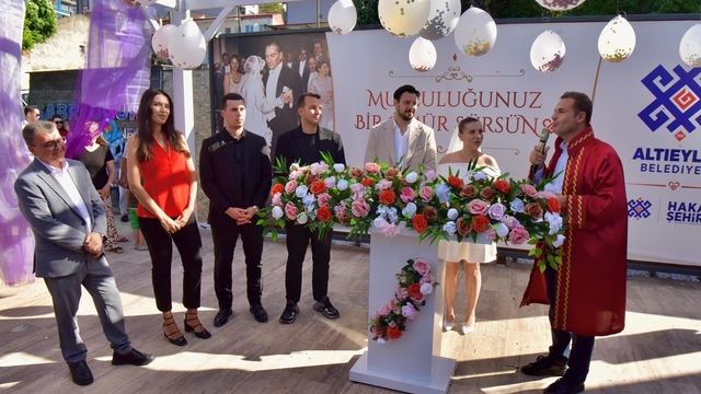 Sabri Uğur parkı açık hava nikah salonu hizmete açıldı
İlk nikahı Başkan Ahmet Akın kıydı