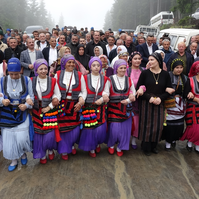 Trabzon'da süslü hayvanlar ve yöresel kıyafetlerle geleneksel yayla göçü