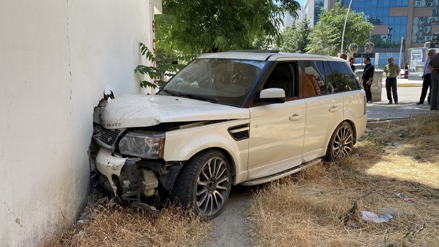 Kontrolden çıkan cip, kaldırımda yürüyen vatandaşa çarptı: 1'i ağır 2 yaralı