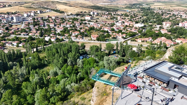 Adrenalin ve doğa tutkunlarının adresi Bünyan Cam Teras
40 yıldır İzmir'de yaşayan Adem Keskin:
"İzmir'de böyle hizmetler görmüyoruz"