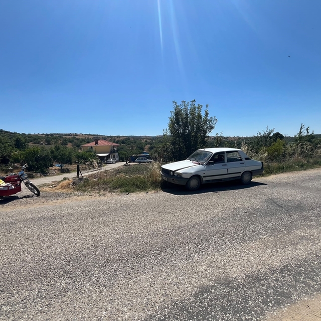 Gördes'te motosiklet otomobile çarptı: 2 yaralı