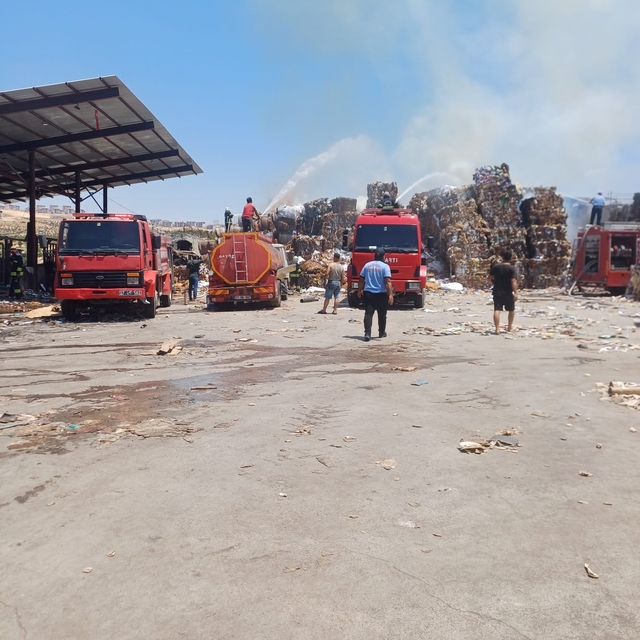 Nizip'te kağıt fabrikasında yangın