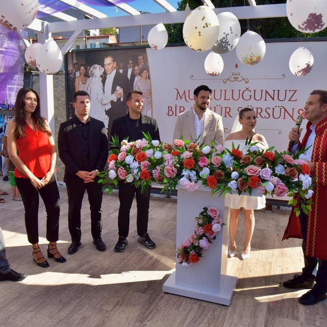 Sabri Uğur parkı açık hava nikah salonu hizmete açıldı
İlk nikahı Başkan Ah...