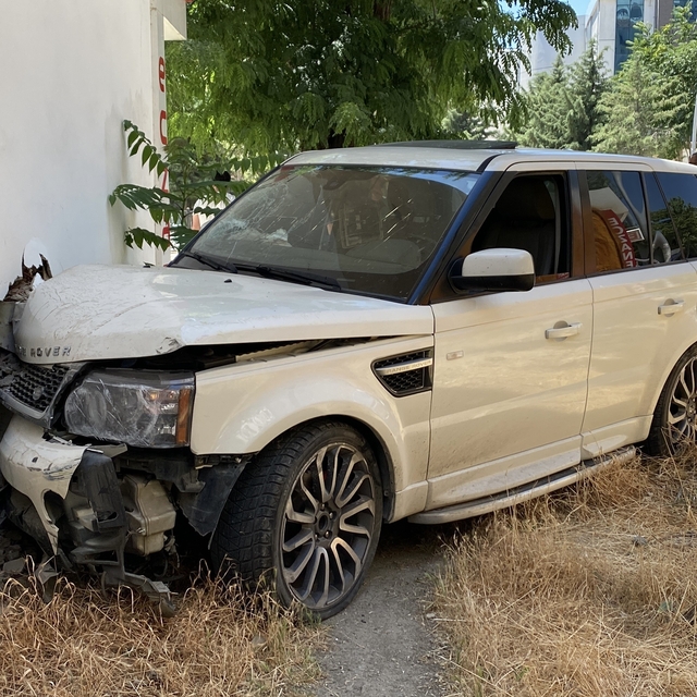 Kontrolden çıkan cip, kaldırımda yürüyen vatandaşa çarptı: 1'i ağır 2 yaral...