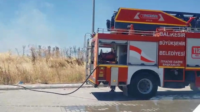 Susurluk'ta pazar alanına yakın ot yangını