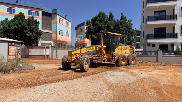 Kepez'den Demirel Mahallesi'nde  5 bin 170 metrelik sathi asfalt çalışması