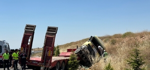 Uşak'ta tır şarampole devrildi: 1'i ağır 3 yaralı