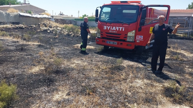 Karapınar'da ot yangını paniğe neden oldu