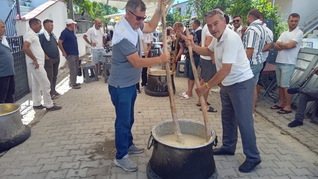 Burhaniye'de keşkek dövme geleneği devam ediyor