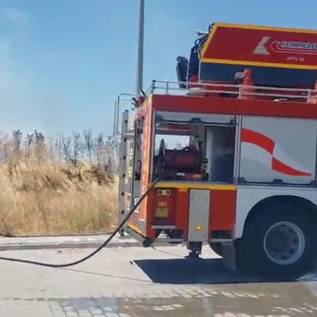Susurluk'ta pazar alanına yakın ot yangını