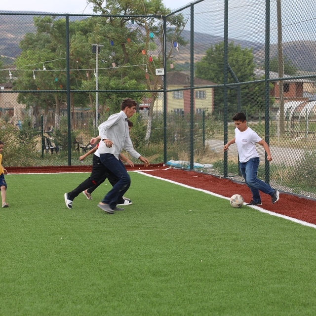 Okullar kapanınca çocuklar mahallelerindeki yeni sahayı doldurdu