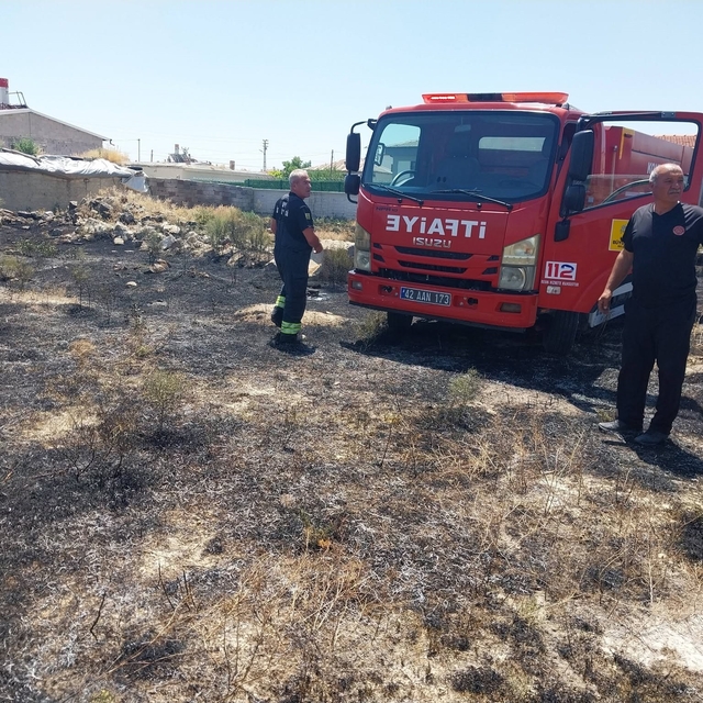 Karapınar'da ot yangını paniğe neden oldu