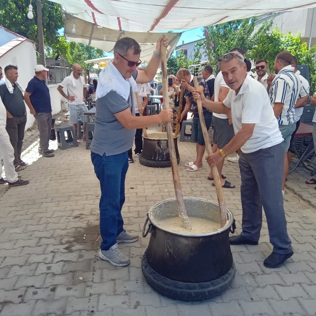 Burhaniye'de keşkek dövme geleneği devam ediyor