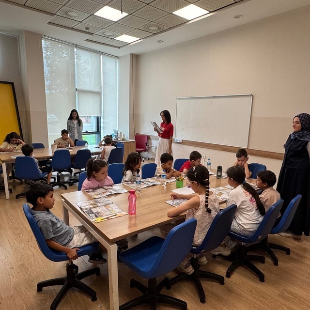 Bilim Atölyesi'nde çocuklar uygulamalı deneylerde bir arada