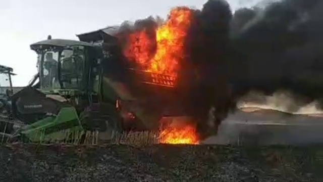 Sivas'ta hasat sırasında biçerdöver alev topuna döndü