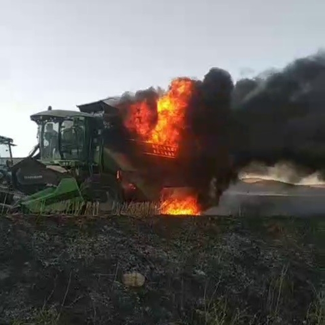 Sivas'ta hasat sırasında biçerdöver alev topuna döndü