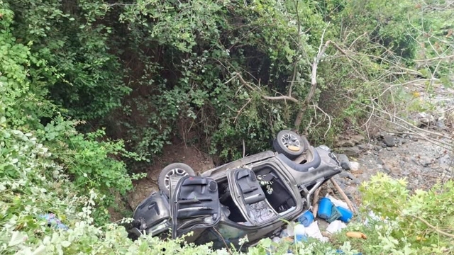 Otomobille çarpışan hafif ticari araç dereye uçtu: 7 yaralı