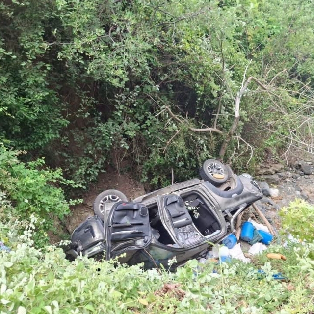 Otomobille çarpışan hafif ticari araç dereye uçtu: 7 yaralı
