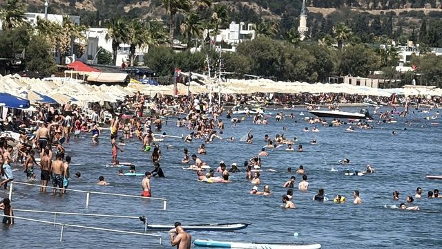 Bodrum'da sıcak havada turistlerin deniz keyfi