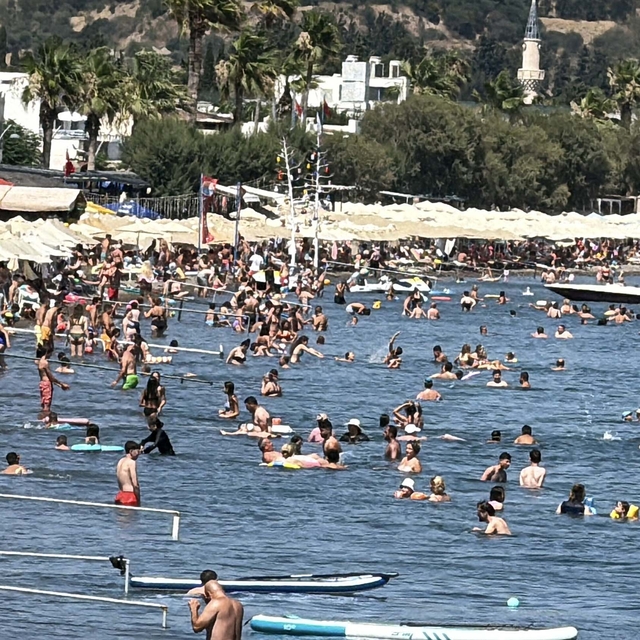 Bodrum'da sıcak havada turistlerin deniz keyfi