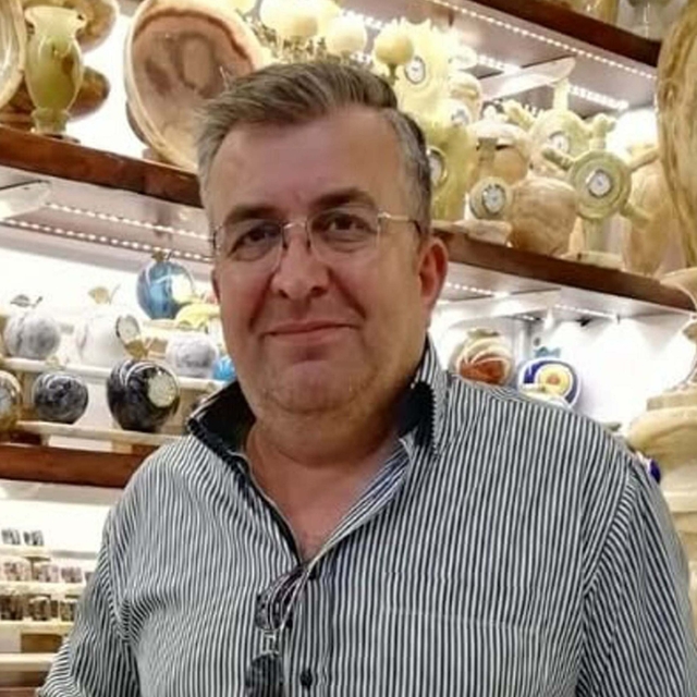 Dere yatağına devrilen traktörün sürücüsü öldü