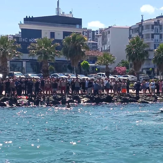 Samsun'da denizde boğulma tehlikesi geçiren kişi hastaneye kaldırıldı: Duru...