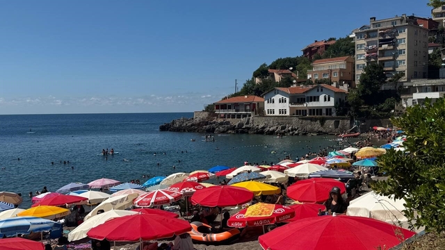 Zonguldak'ta sıcak hava bunalttı, vatandaşlar plaja akın etti