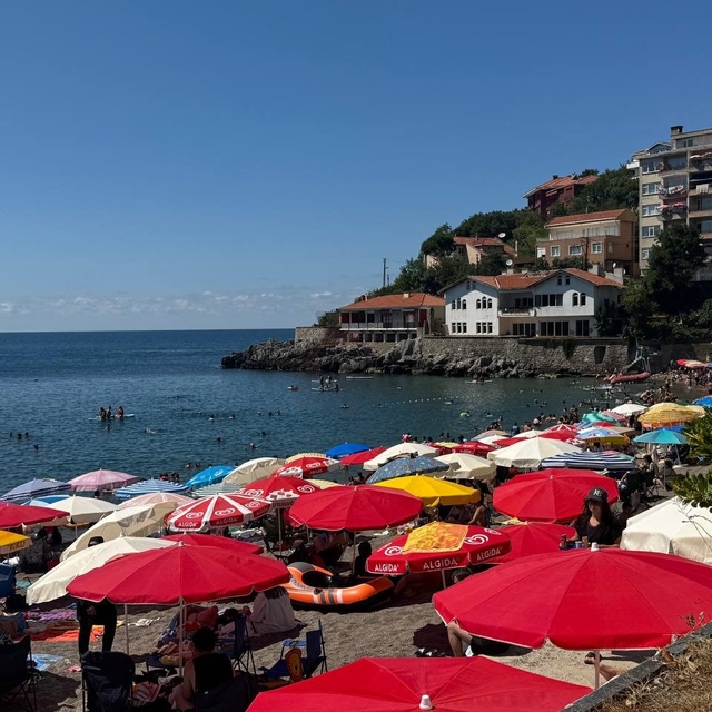 Zonguldak'ta sıcak hava bunalttı, vatandaşlar plaja akın etti
