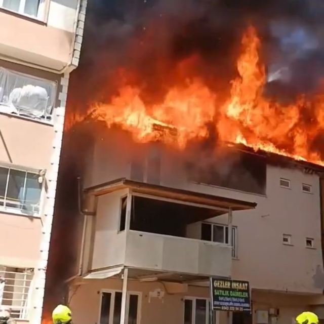 Bursa'da 3 katlı binanın çatısı alevlere teslim oldu