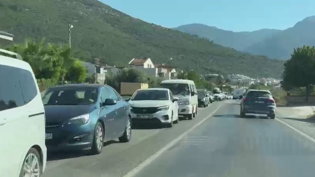 Kuşadası'nda milli park dönüşü yoğunluğu oluştu