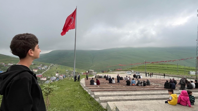 Bulut ve sis, Damal'daki Atatürk silüetini gizledi